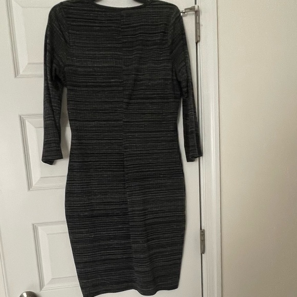 EUC “Express” Form Fitting Stretch Dress 3/4” sleeves Sz Lg W/front side split - Picture 2 of 7